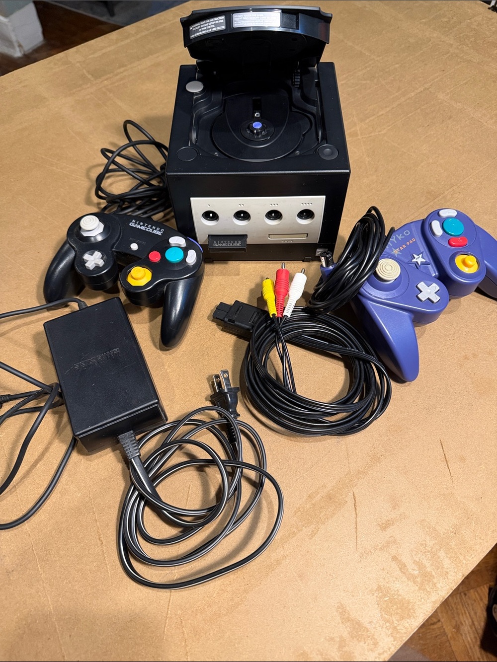 Nintendo GameCube Console. All wires included. 2 controllers. 1 Memory card. - Picture 2 of 8
